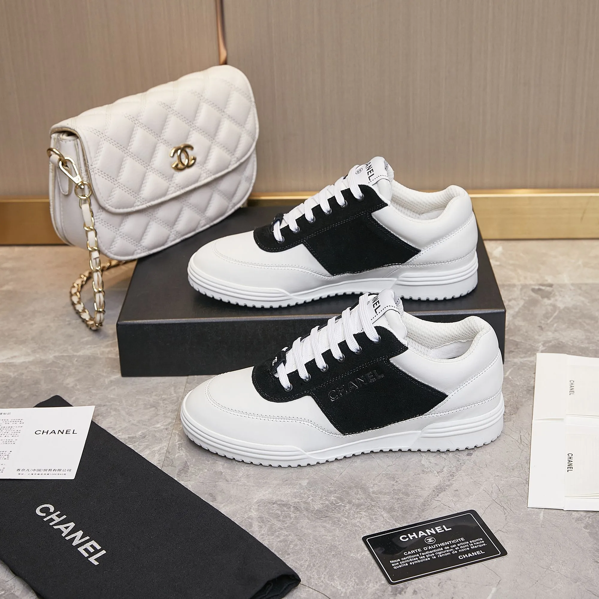 👟👟Ex-factory price 500👟👟 Chanel Chanel - 2023 counter top casual sports shoes This classic design; the upper is electro-embroidered with a variety of craftsmanship; the outsole is fashionable and sporty; it is extraordinary and incorporates a variety of color matching elements... The diversified mix and match is very beautiful and versatile, casual, fashionable, sports and outdoor can be taken into account... ꫛꫀꪝ Go➫ Material: ❶Upper is made of: Original imported cowhide ❷The inner lining is made of: original imported breathable mesh ❸Outsole is based on: original TPU combination outsole Special counter boutique packaging complete set for women 35–41